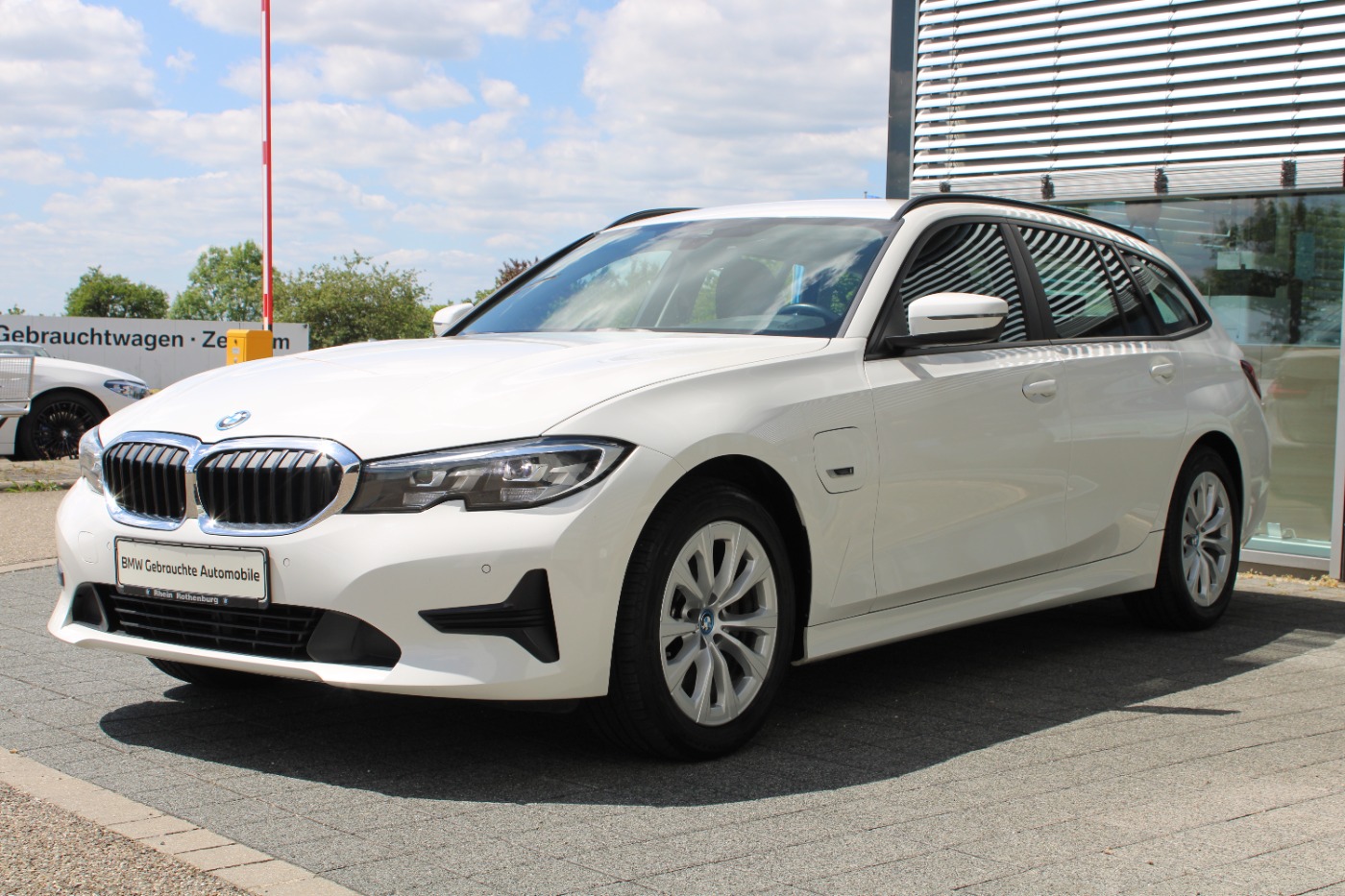 BMW 320e Touring Advantage Navi LED LIVE DAB SH PDC
