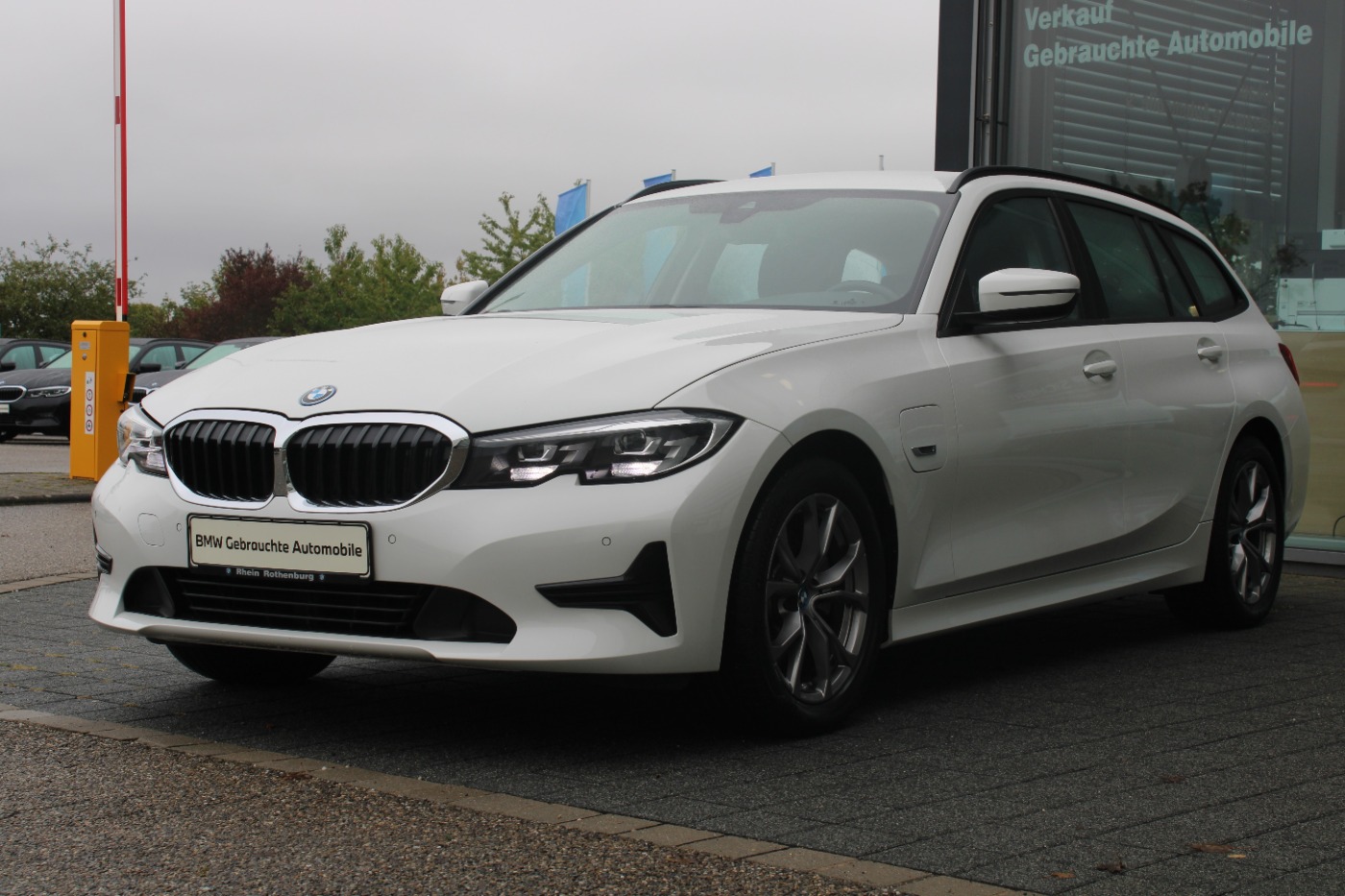 BMW 320e Touring LiveCockpitProf Navi LED AHK SH