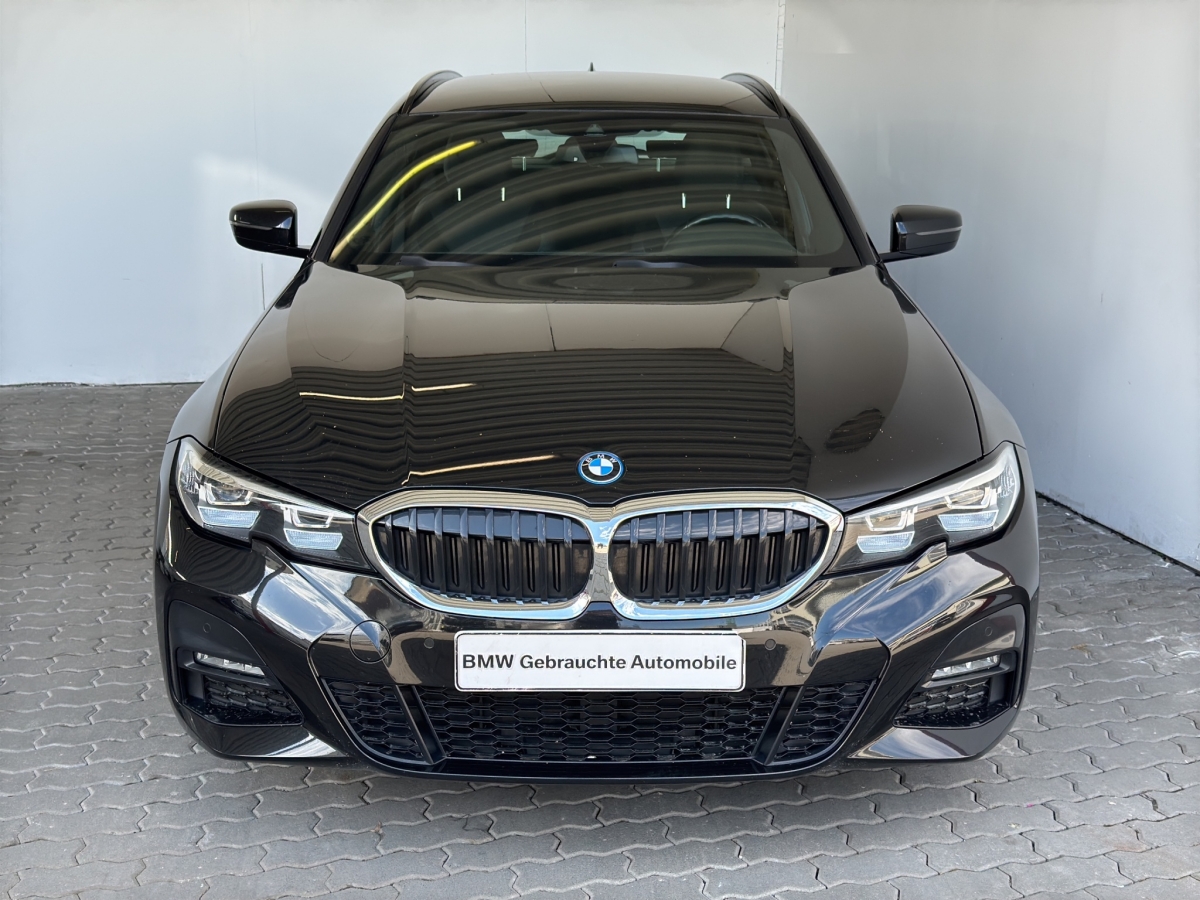 BMW 330e xDrive Tour. SAG M Sport LiveCock.PDC.SHZ.