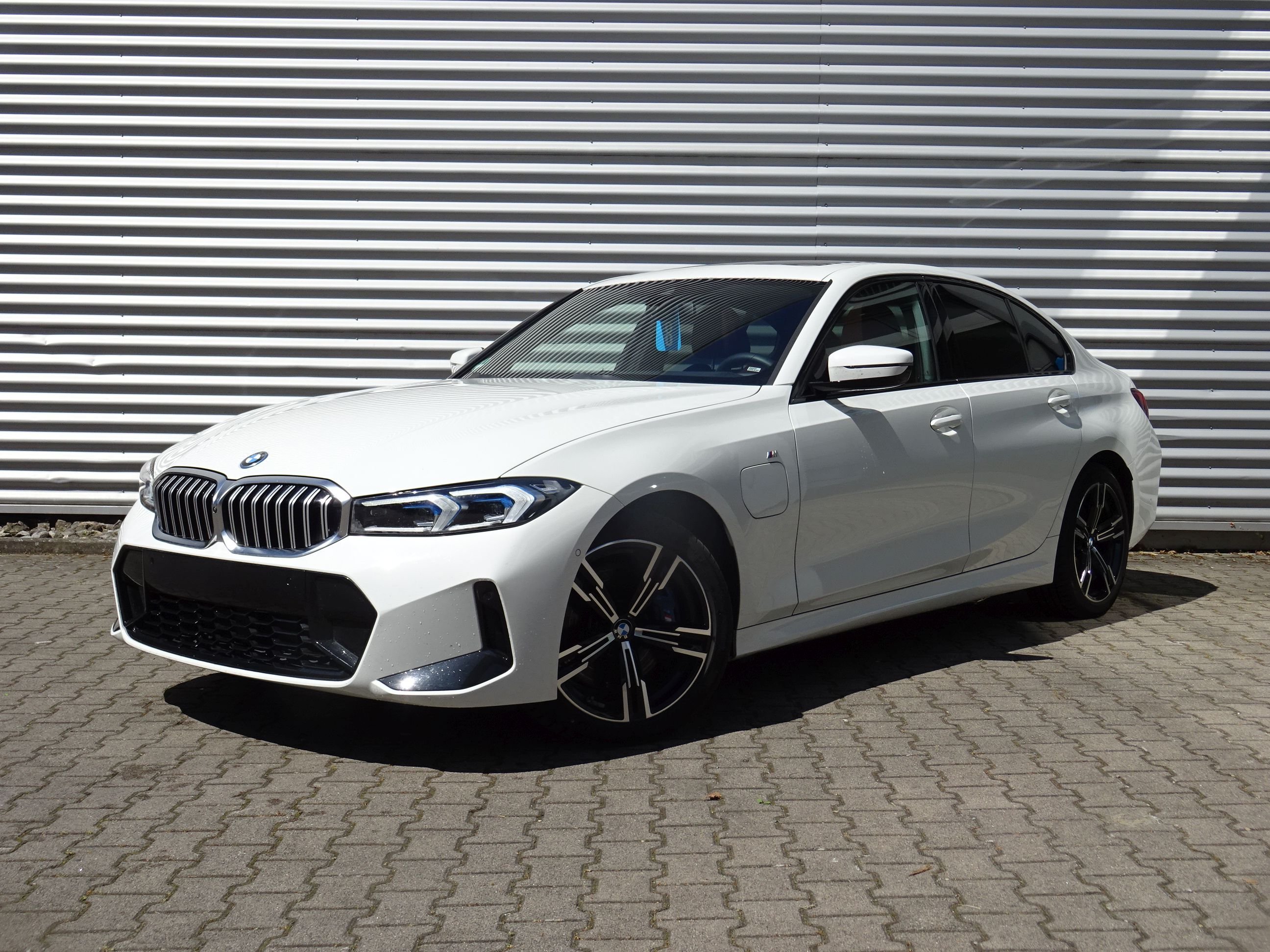 BMW 330e Lim. M Sport HuD 360 AHK elGSD HiFi adLED