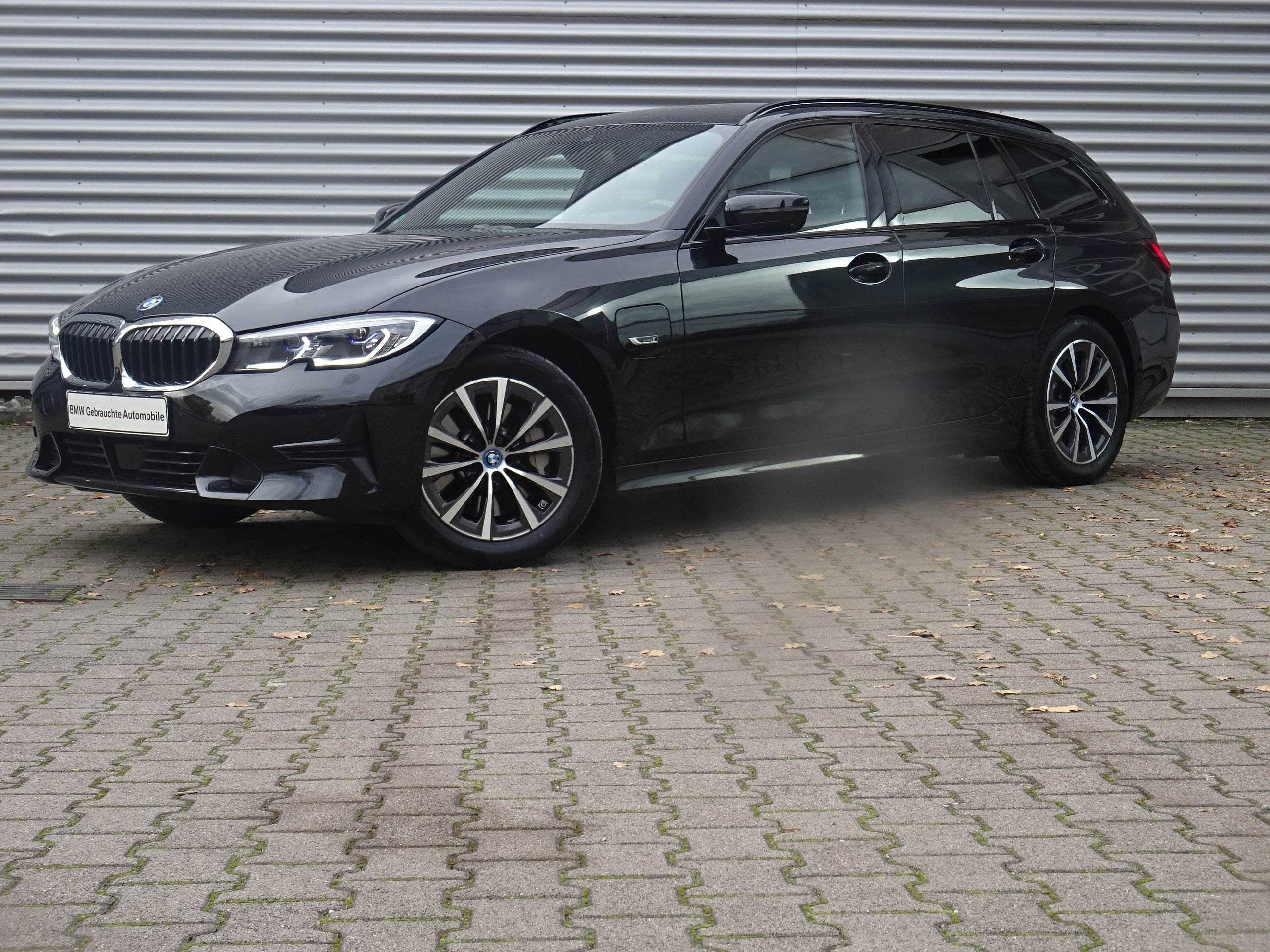BMW 330e Tour. Sport Line Laser ACC HuD360 DriveAss
