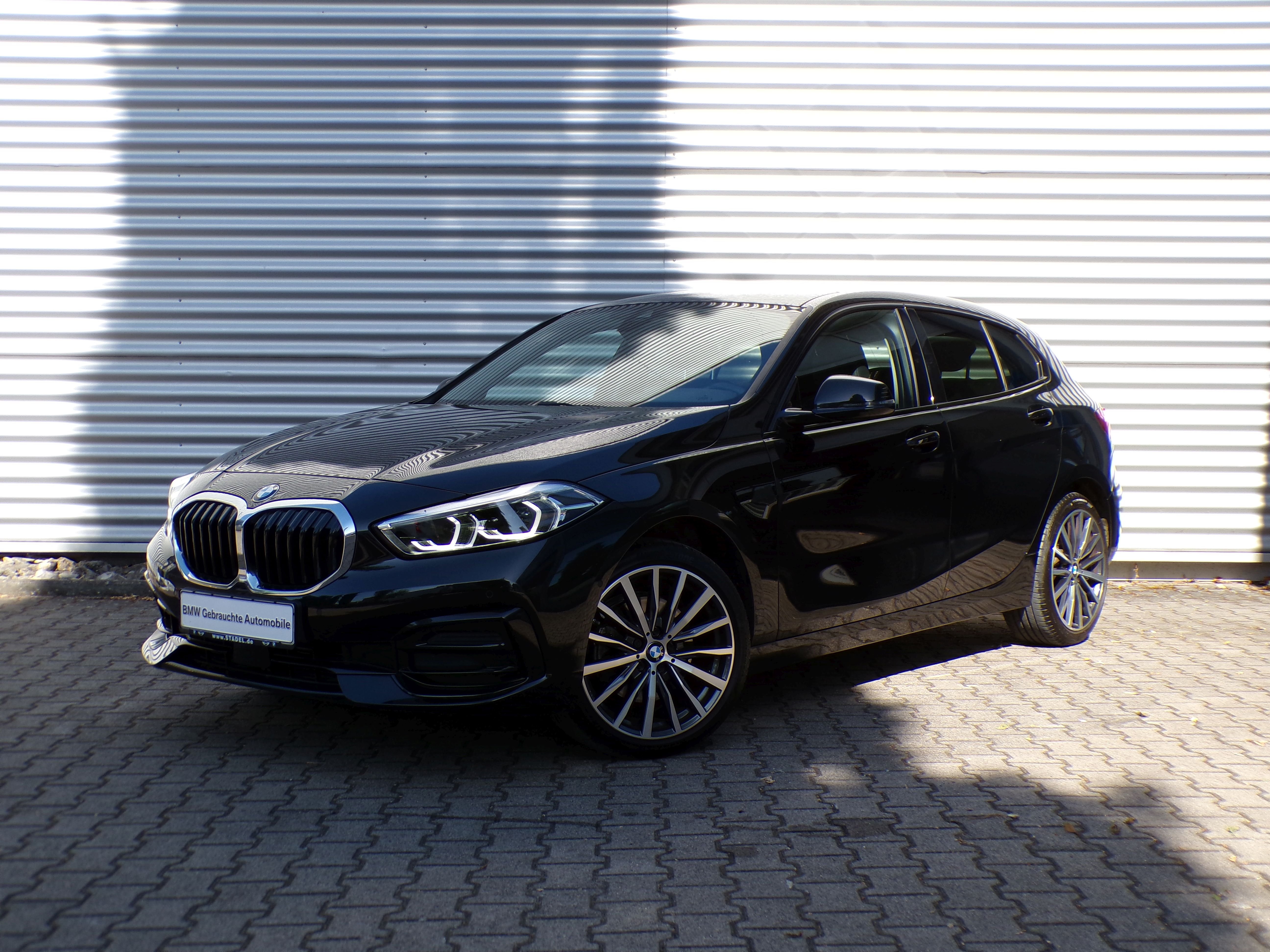 BMW 118i Lim. Sport Line LED CarPlay Kamera AHK SH