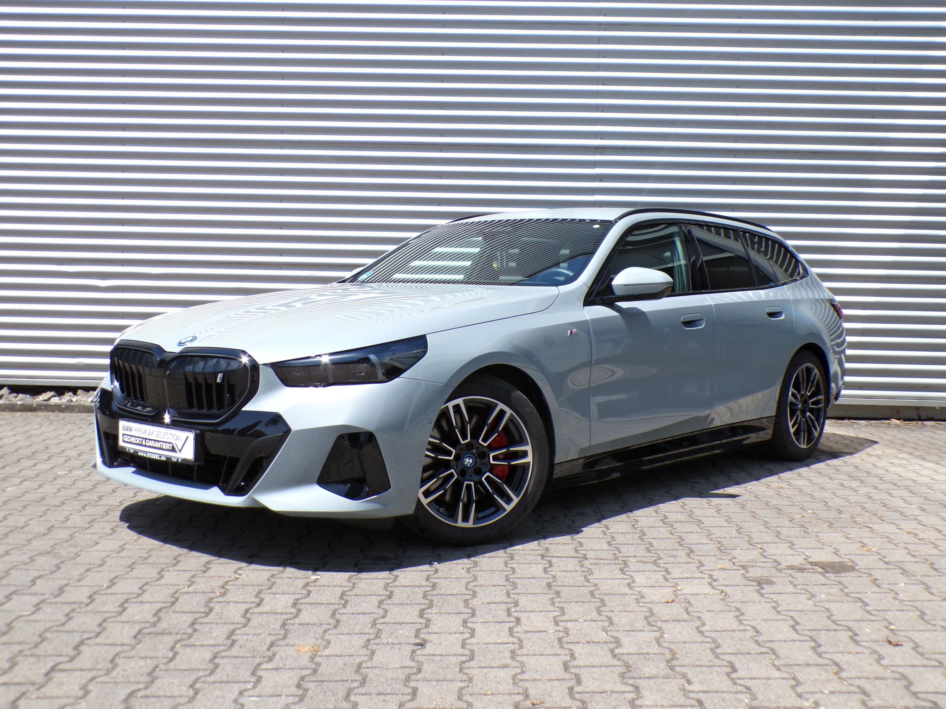 BMW i5 eDrive40 Tour. M Sport Pro AHK B&W ABAssi