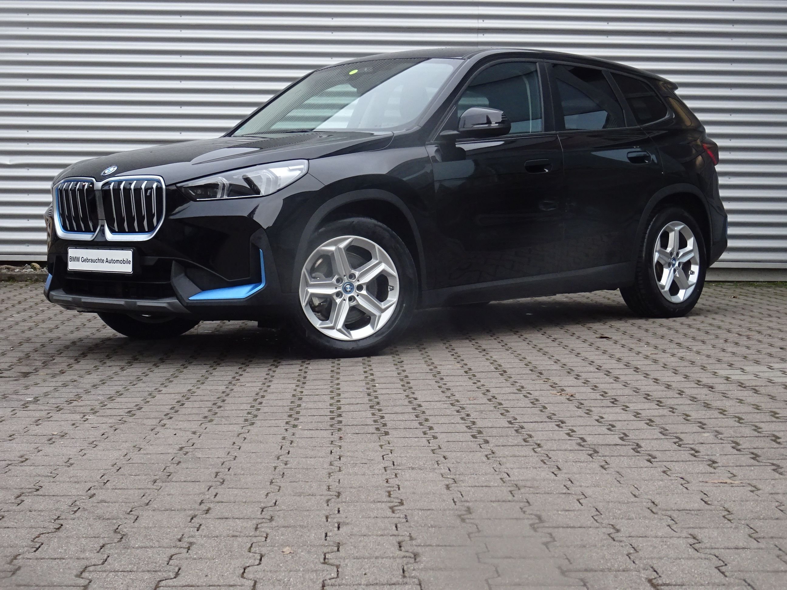 BMW iX1 xDrive30 adaptives M-Fahrwerk adLED Kamera